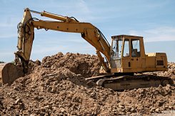 excavators-800996.jpg